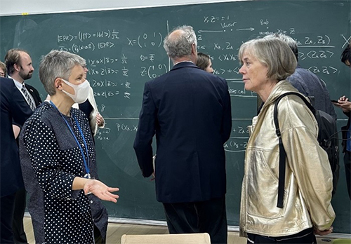 ボシゥメン 副プログラムディレクター（写真左）から説明を受けるマクリーン 主席科学顧問の写真