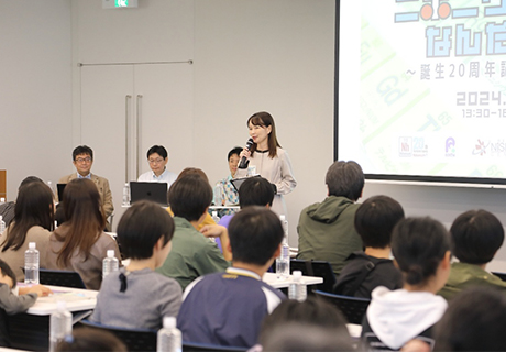 数学コミュニケーター篠崎 菜穂子さんのオープニングトークでスタートの様子