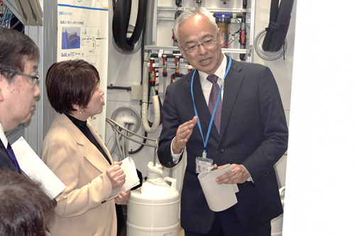 超伝導量子コンピュータ「叡」の前で説明を受けられるあべ 大臣の写真