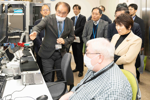 7テスラ fMRI装置で実際にデータを取得するところを見学されるあべ 大臣の写真