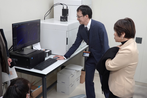 アルツハイマーを発症したモデル動物の脳のデータをご覧になるあべ 大臣の写真