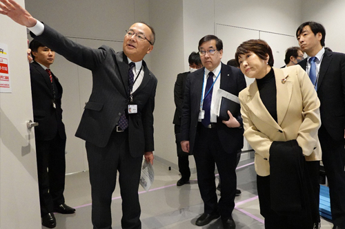 セキュアな研究環境を見学されるあべ 大臣の写真
