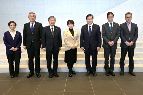 本部棟ロビーでの写真