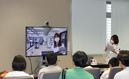 オンラインでの研究室との中継の様子の画像