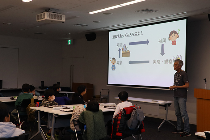 夢を見つける！リアル体験教室『研究所の研究者になりたい』」（2025年1月18日）研究とは？研究者とは？理研ならではの「研究」についての説明を真剣に聞く子どもたちの様子