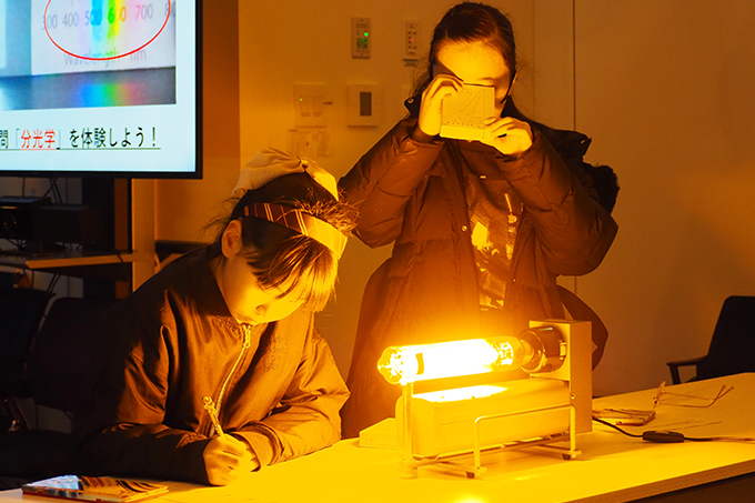 理化学研究所子ども科学教室（2024年12月24日）普段見ることができないアルゴンランプや水素ランプの光を観察の写真