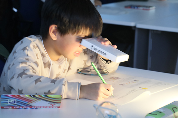 「夢を見つける！リアル体験教室『研究所の研究者になりたい』」（2025年1月18日）簡易分光器の中を覗いて観察した光のスペクトルを色鉛筆でスケッチの写真