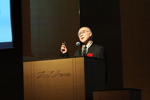 講演を行う神部特任顧問の写真