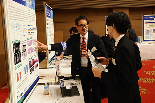 企業参加者にパネルの解説を行う様子の写真