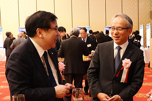 理研未来革新アライアンスの足立 正之 会長と懇談する五神 理事長\の写真