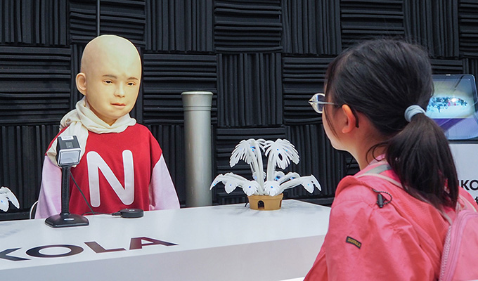 来場者のリクエストに応え、「不満げな表情」を披露するNikolaの写真