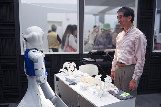 Indyとの対話を楽しむ来場者の様子