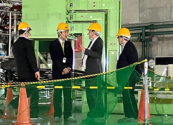 image of Minister Kiuchi asking a question at SRC