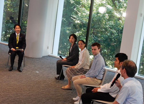 image of Minister Kiuchi discussing with researchers