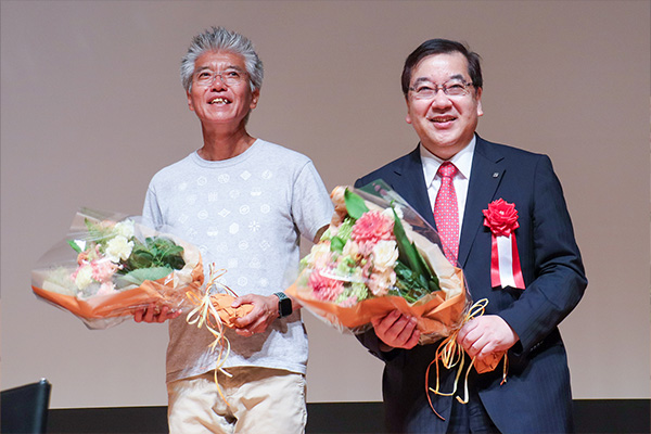 河野 弘幸 博士、五神 真理事長の写真