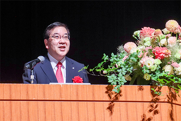 光量子科学の魅力を語る五神 理事長の様子