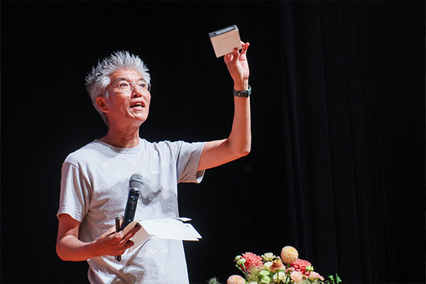 分光器の作り方をレクチャーする河野 弘幸 博士の写真