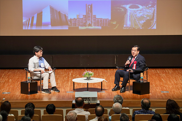 対談する合田 次長と五神 理事長の様子