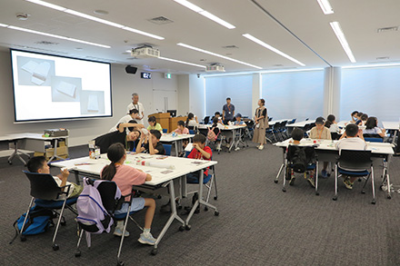 分光器を手作りする様子の写真