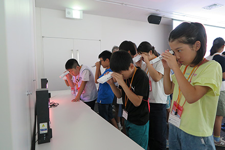 さまざまな光源が出す独特のスペクトルを比較している様子