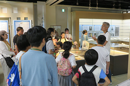 「理研ギャラリー」で理研の歴史や最新の研究成果について学習する様子