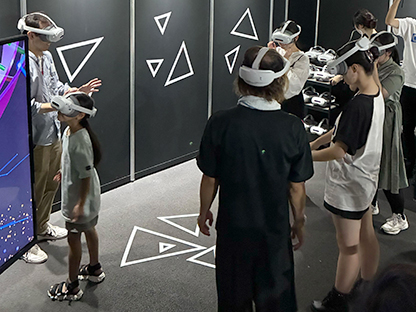 VR体験をする参加者の様子