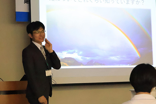 木村 真明  室長が講演している様子の写真