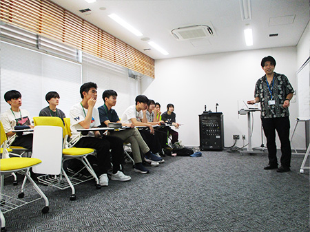 実習の様子：Cコース「量子の世界に迫る ～量子コンピュータで見るベルの不等式の破れ～」の写真