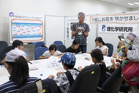 解説を聞くこどもたちの写真