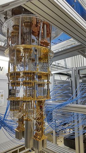 超伝導量子コンピュータ「叡」の内部構造の画像