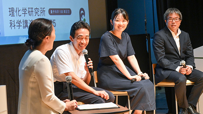 会場からの質問に笑顔で答える研究者たちの写真