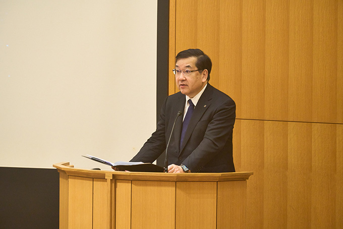開会の辞を述べる五神 真 理事長の写真