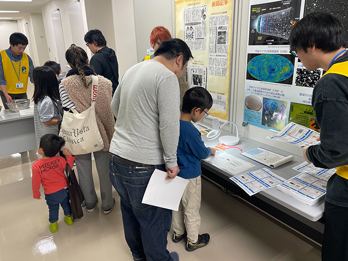 来場者で活気づく所内の写真