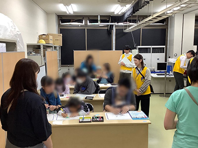 プラバン作成を楽しむ来場者の写真