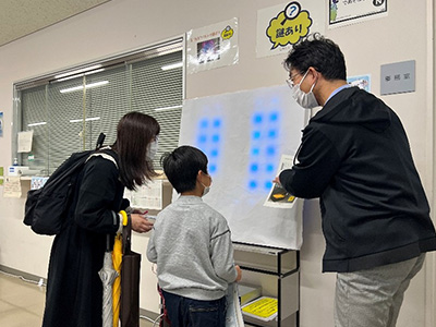 光るパネルであそぼう！コーナーで光るパネルに夢中にの写真