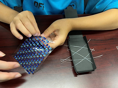 光るあみだくじを作成する来場者の写真