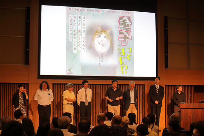 参加者からの質問に回答する講師たちの写真