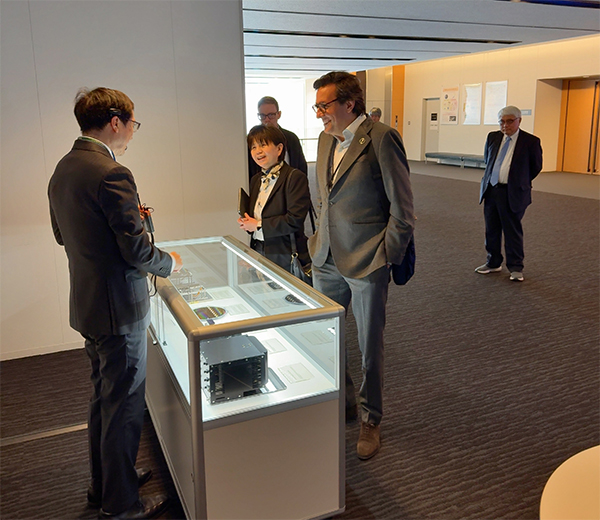 SACLA実験研究棟にて 初井 グループディレクターからX線検出器の説明を受けられるギル 次官の写真