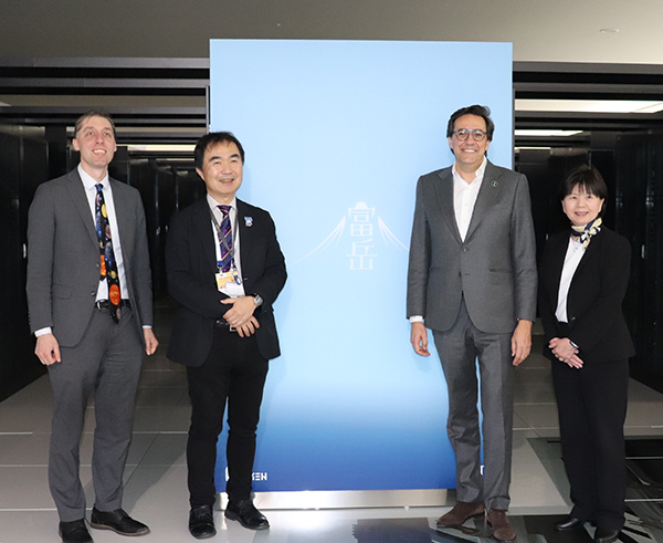 「富岳」実機前での集合写真