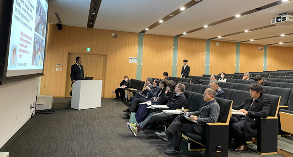 泰地 プロジェクトディレクターからAGISの概要説明を受けられるDOE視察ご一行の写真