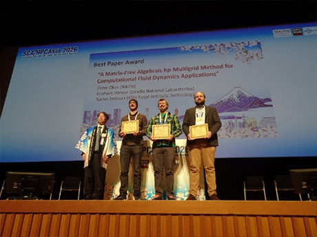 Best Paper Awardの受賞者の写真