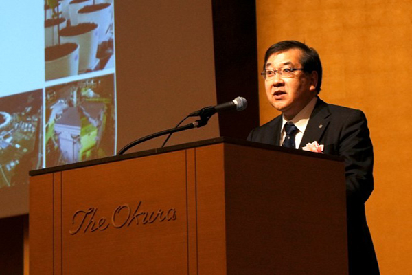 講演を行う五神 理事長の写真）