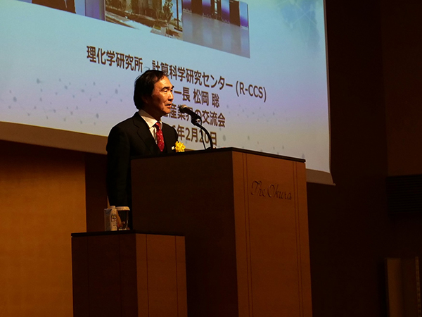 講演を行う松岡 センター長の写真）