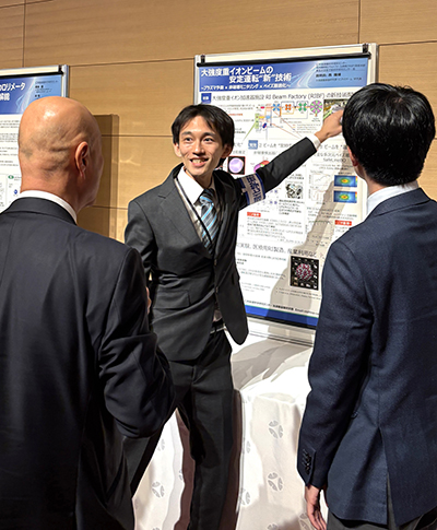 企業参加者にパネルの解説を行う様子の写真）