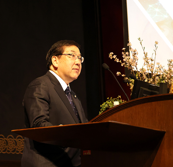 閉会の辞を述べる五神 真 理事長の写真