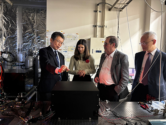 香取チームディレクターの研究室見学の写真