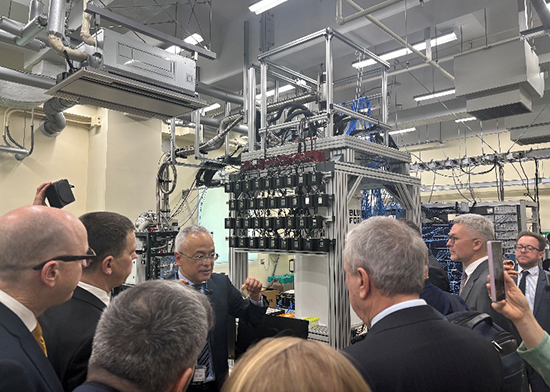 中村 センター長の研究室見学の写真