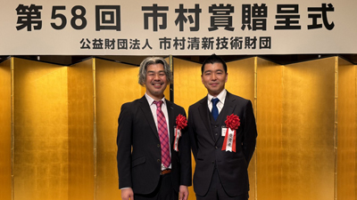 沼田 チームディレクターと酒井 客員主管研究員の授賞式の写真