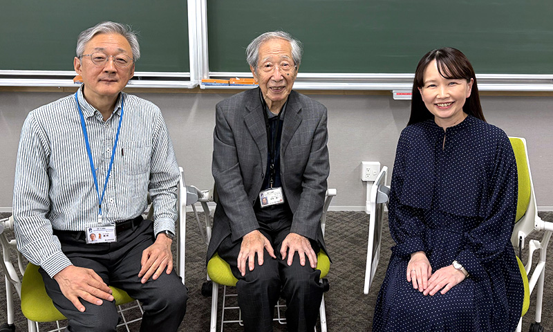 左から 磯 センター長、甘利 栄誉研究員、篠崎 菜穂子 フリーアナウンサー（司会進行）の写真