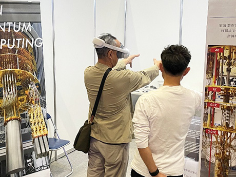 国産量子コンピュータ「叡」を分解できるVR体験の様子